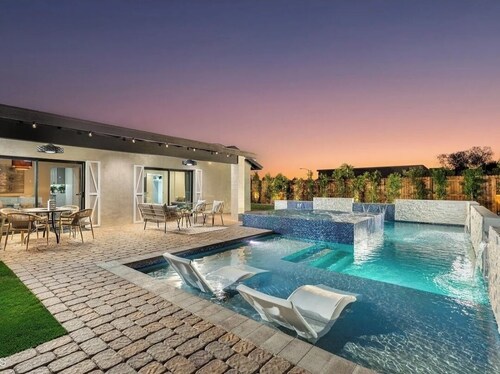 Close to Old Town! Heated Pool + HUGE hot tub. Chic & Cozy Scottsdale home! 