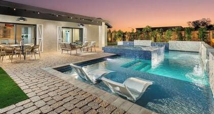 Close to Old Town! Heated Pool + HUGE hot tub. Chic & Cozy Scottsdale home!