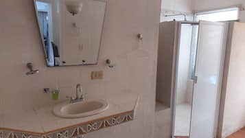 Een douche, handdoeken