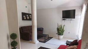 TV - Cozy Mérida Retreat with Pool & Garden View (Mérida)