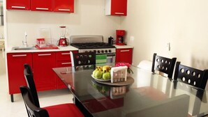 Coffee/tea maker, microwave, oven, stovetop - Cozy Mérida Retreat with Pool & Garden View (Mérida)