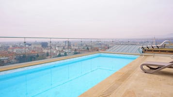 Piscina all'aperto, con ingresso dalle 08:00 alle 22:00, lettini