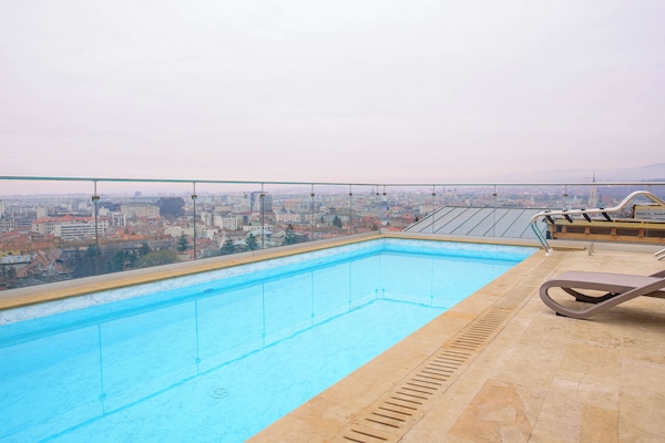 Piscine extérieure, chaises longues