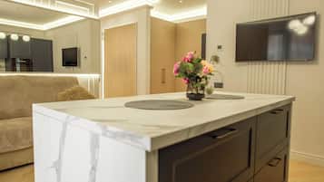 Deluxe Apartment, Garden View | In-room dining