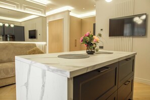 Deluxe Apartment, Garden View | In-room dining