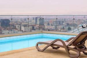 Piscina externa, funciona das 10h às 22h, espreguiçadeiras