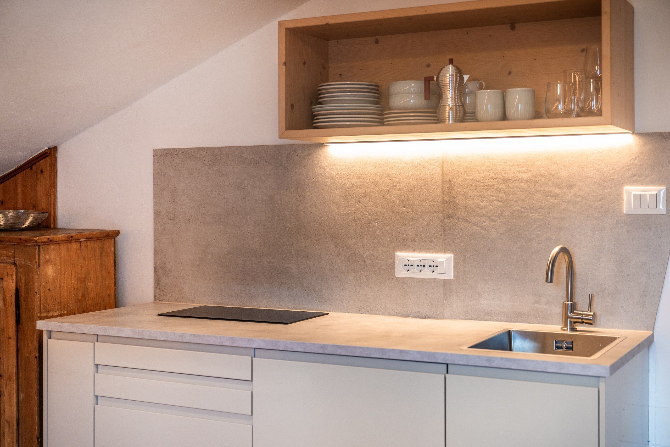 Fridge, cookware/dishes/utensils