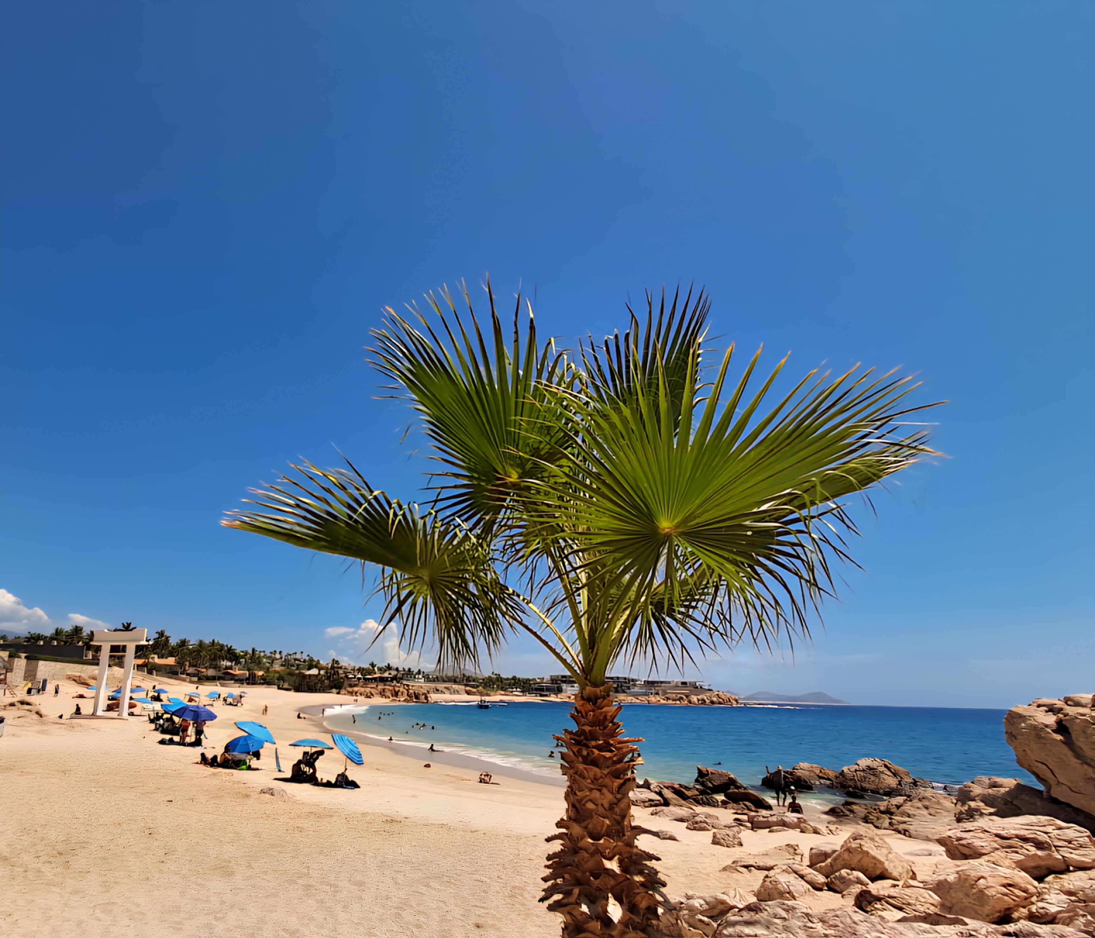 Plage privée, sable blanc, cabines (en supplément), chaises longues