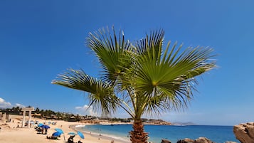 Plage privée, sable blanc, cabines (en supplément), chaises longues