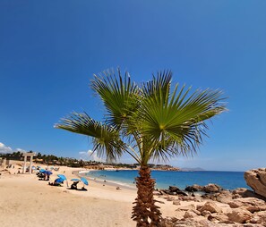 Privatstrand, weißer Sandstrand, Cabañas (gegen Gebühr), Liegestühle