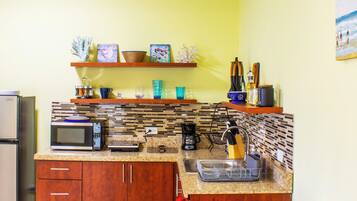 Frigorífico, microondas, cafetera o tetera y hervidor eléctrico