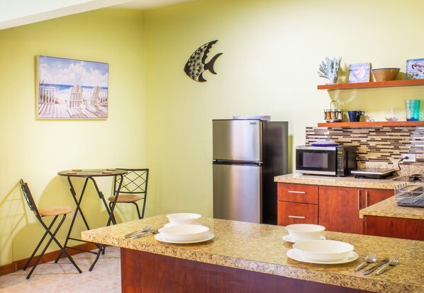 Kjøleskap, mikrobølgeovn, kaffetrakter/tekoker og vannkoker