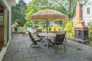 Outdoor dining - Family-friendly Spacious Ogunquit Home, Close to Beach & Downtown (Ogunquit)