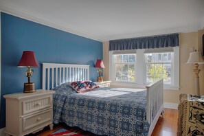 4 bedrooms, desk, iron/ironing board, travel crib - Family-friendly Spacious Ogunquit Home, Close to Beach & Downtown (Ogunquit)