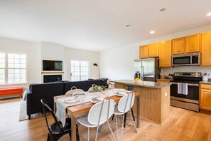 Réfrigérateur, four à micro-ondes, un four, surface de cuisson