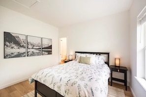 3 bedrooms, travel cot, free WiFi, bed sheets - Mountain modern home near downtown Winter Park (Winter Park)
