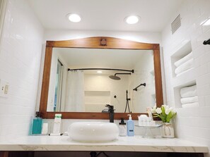 Hårføner, håndklær, såpe og toalettpapir