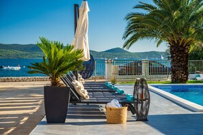 Pool - Beachfront Villa Blue Melody with Pool (Sukošan)