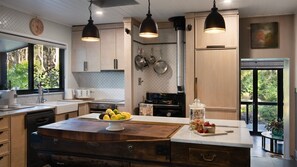 Fridge, microwave, stovetop, dishwasher