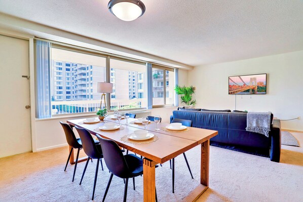 Comfort Apartment, 2 Bedrooms, Balcony | Dining room