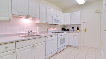 Comfort Apartment, 2 Bedrooms, Balcony | Private kitchen | Fridge, microwave, oven, stovetop