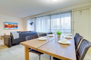 Comfort Apartment, 2 Bedrooms, Balcony | Makan dalam bilik