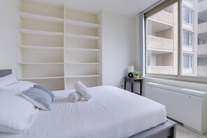 Comfort appartement, 2 slaapkamers, uitzicht op de stad | Luxe beddengoed, een bureau, een strijkplank/strijkijzer, gratis wifi