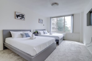 Comfort Apartment, 2 Bedrooms, City View | Peralatan tempat tidur premium, meja, seterika/papan seterika 