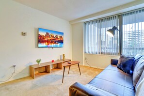 Comfort Apartment, 2 Bedrooms, Balcony | Living area