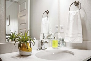 Secador de cabelo, toalhas de banho, sabonete, shampoo