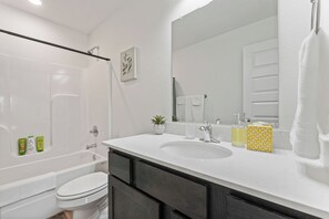 Asciugacapelli, asciugamani, sapone, shampoo