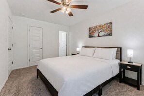 4 habitaciones, escritorio, tabla de planchar con plancha y wifi gratis 