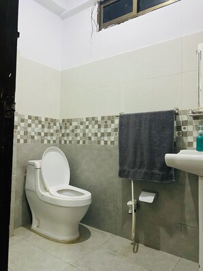 Douche, bidet, serviettes fournies, savon