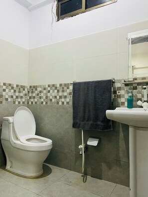 Douche, bidet, serviettes fournies, savon