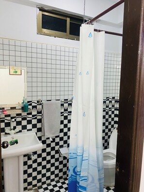 Dusche, Bidet, Handtücher, Seife