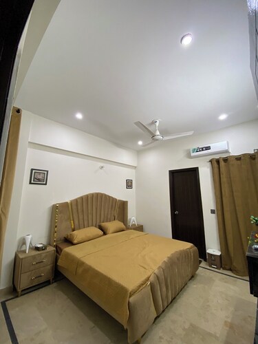 Spacious 3-Bedroom Apartment with Lounge, Kitchen, Free Wi-Fi, Parking & More!