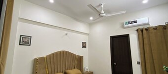 Spacious 3-Bedroom Apartment with Lounge, Kitchen, Free Wi-Fi, Parking & More!