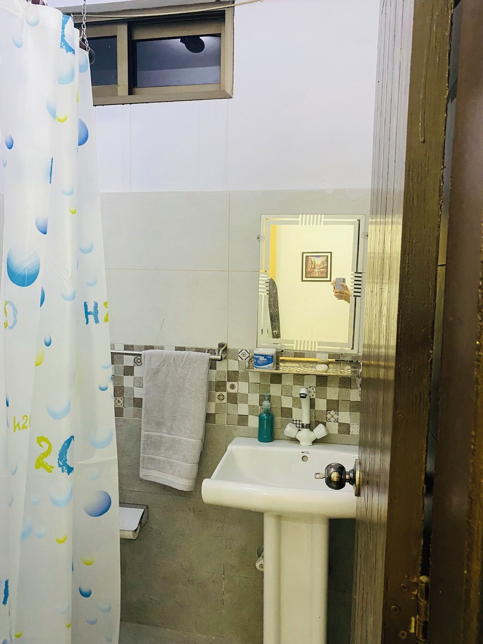 Douche, bidet, serviettes fournies, savon