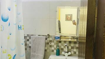 Douche, bidet, serviettes fournies, savon