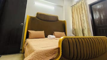 3 bedrooms, in-room safe, iron/ironing board, WiFi