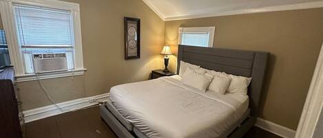 2 quartos, escrivaninha, ferros/tábuas de passar roupa, berço de viagem