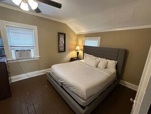 2 bedrooms, desk, iron/ironing board, travel crib - Madison House 2 -Walk to Main St (Saint Charles)