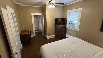 2 sovrum, skrivbord, strykjÀrn/strykbrÀda och resesÀng