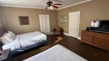 2 habitaciones, escritorio y tabla de planchar con plancha