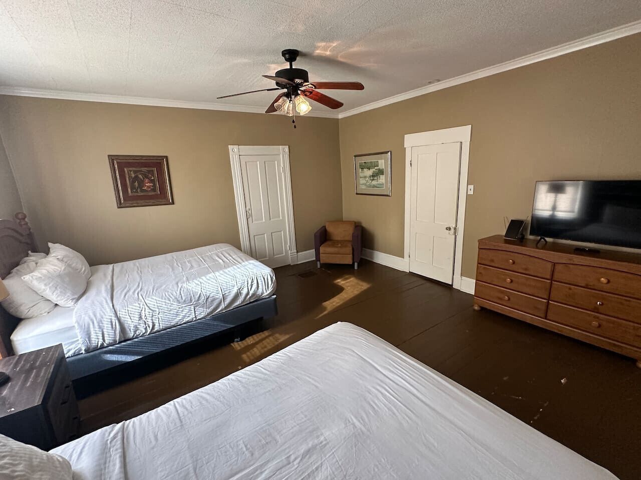 2 makuuhuonetta, työpöytä, silitysrauta/-lauta, vauvan matkasänky