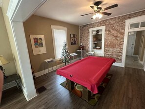 2 chambres, bureau, fer et planche à repasser, lit parapluie