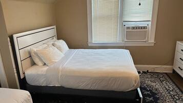 2 habitaciones, escritorio y tabla de planchar con plancha