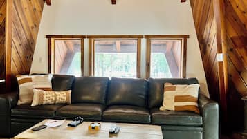 Una Smart TV, una chimenea