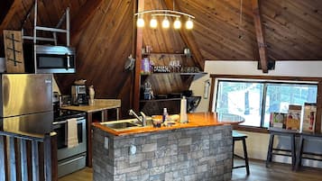 Microondas, horno, placa de cocina y licuadora