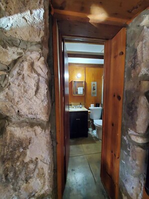 مجففات شعر، مناشف، صابون، ورق حمّام